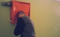 Video: glavom u hidrant