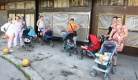 Protest porodilja ispred Vlade